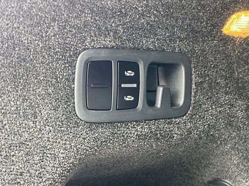 Used 2025 Bentley Bentayga image 22