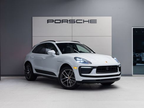 Certified 2026 Porsche Macan AWD/4WD image 9