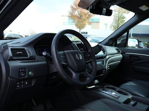 Used 2023 Honda Passport TrailSport image 2