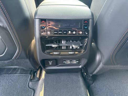 Used 2022 Jeep Grand Cherokee Summit AWD/4WD image 18