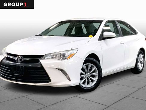 Used 2015 Toyota Camry LE image 1