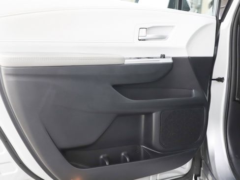 Used 2025 Toyota Sienna XLE image 21