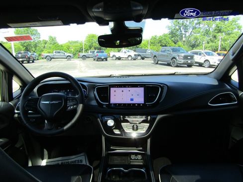 Used 2022 Chrysler Pacifica Limited w/ Uconnect Theater Family Group FWD image 25