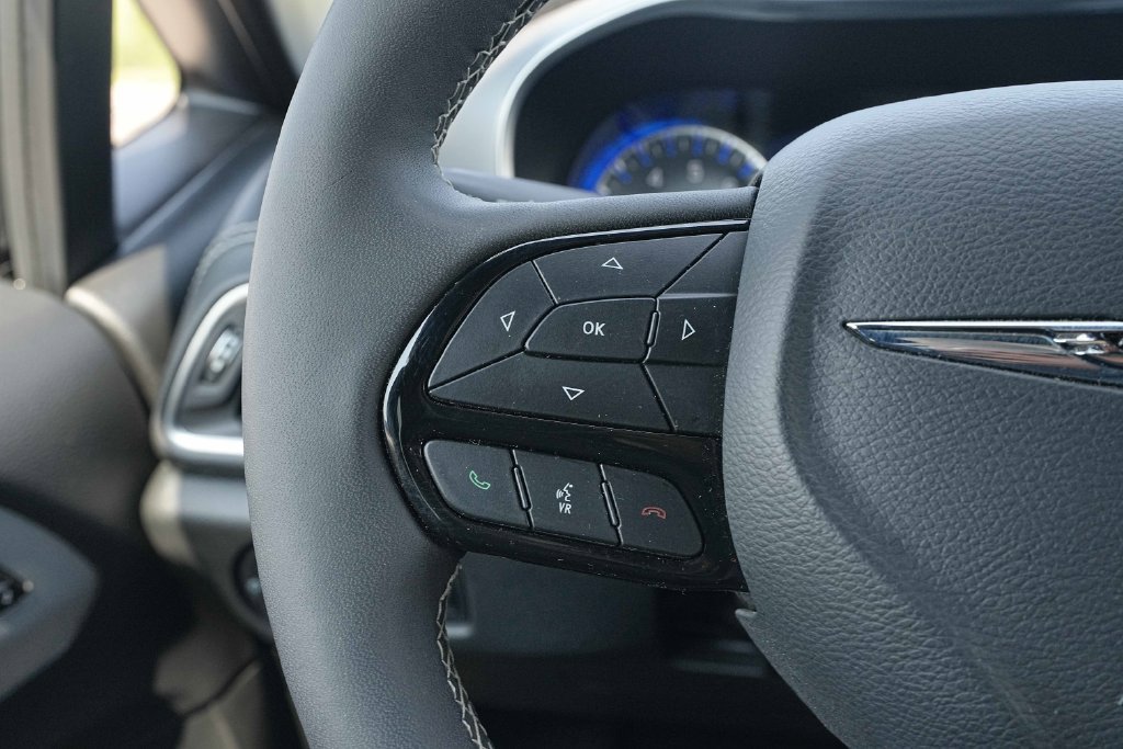 Used 2025 Chrysler Pacifica Limited FWD image 34