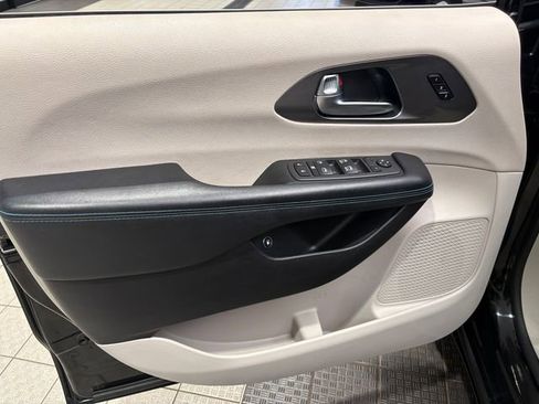 Used 2021 Chrysler Pacifica Touring-L image 6