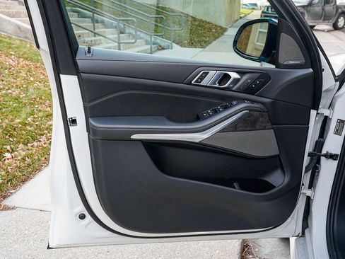 Used 2024 BMW X5 xDrive40i w/ M Sport Package image 9