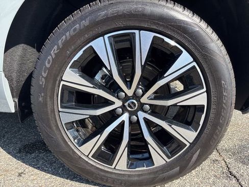 Used 2025 Volvo XC60 B5 Plus AWD/4WD image 10