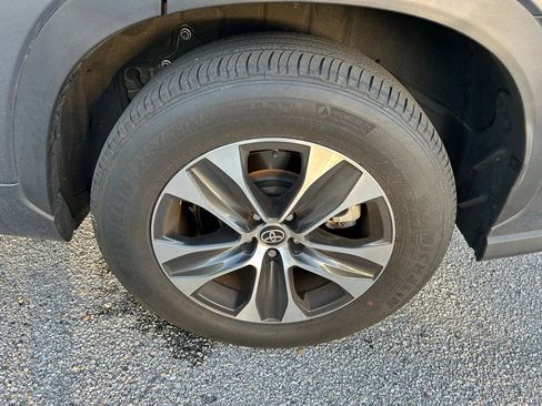 Used 2023 Toyota Highlander XLE image 9