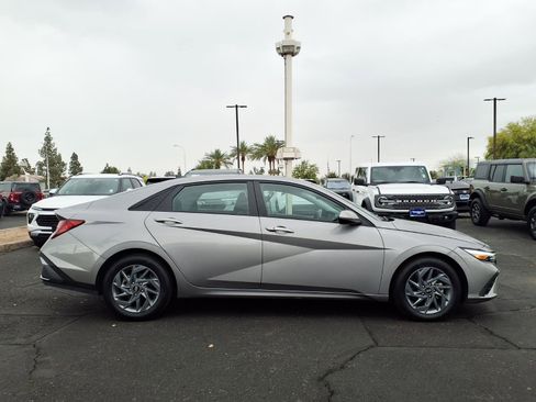 Used 2024 Hyundai Elantra SEL image 7