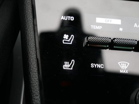 Used 2024 Porsche Cayenne image 32