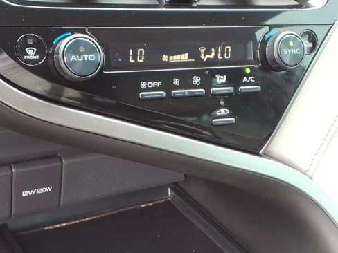 Used 2022 Toyota Camry SE FWD image 29