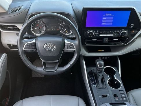 Used 2024 Toyota Highlander XLE image 11