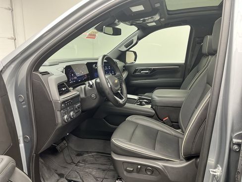 Certified 2025 Chevrolet Suburban Premier w/ Sun And Tow Package image 3