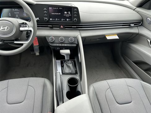 New 2026 Hyundai Elantra SE image 4