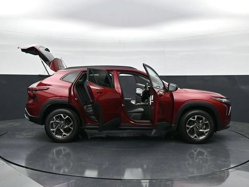 Used 2025 Chevrolet Trax LT FWD image 46