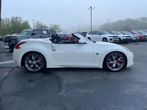Used 2017 Nissan 370Z Touring Sport RWD image 9