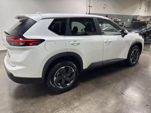 Used 2025 Nissan Rogue SV image 3