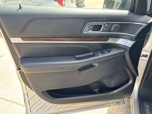 Used 2018 Ford Explorer Limited w/ Ford Safe & Smart Package FWD image 19