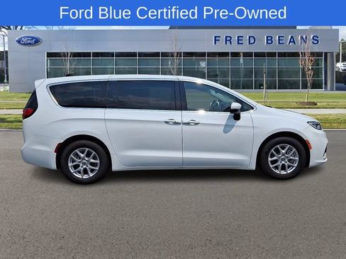 Used 2023 Chrysler Pacifica Touring-L FWD image 8