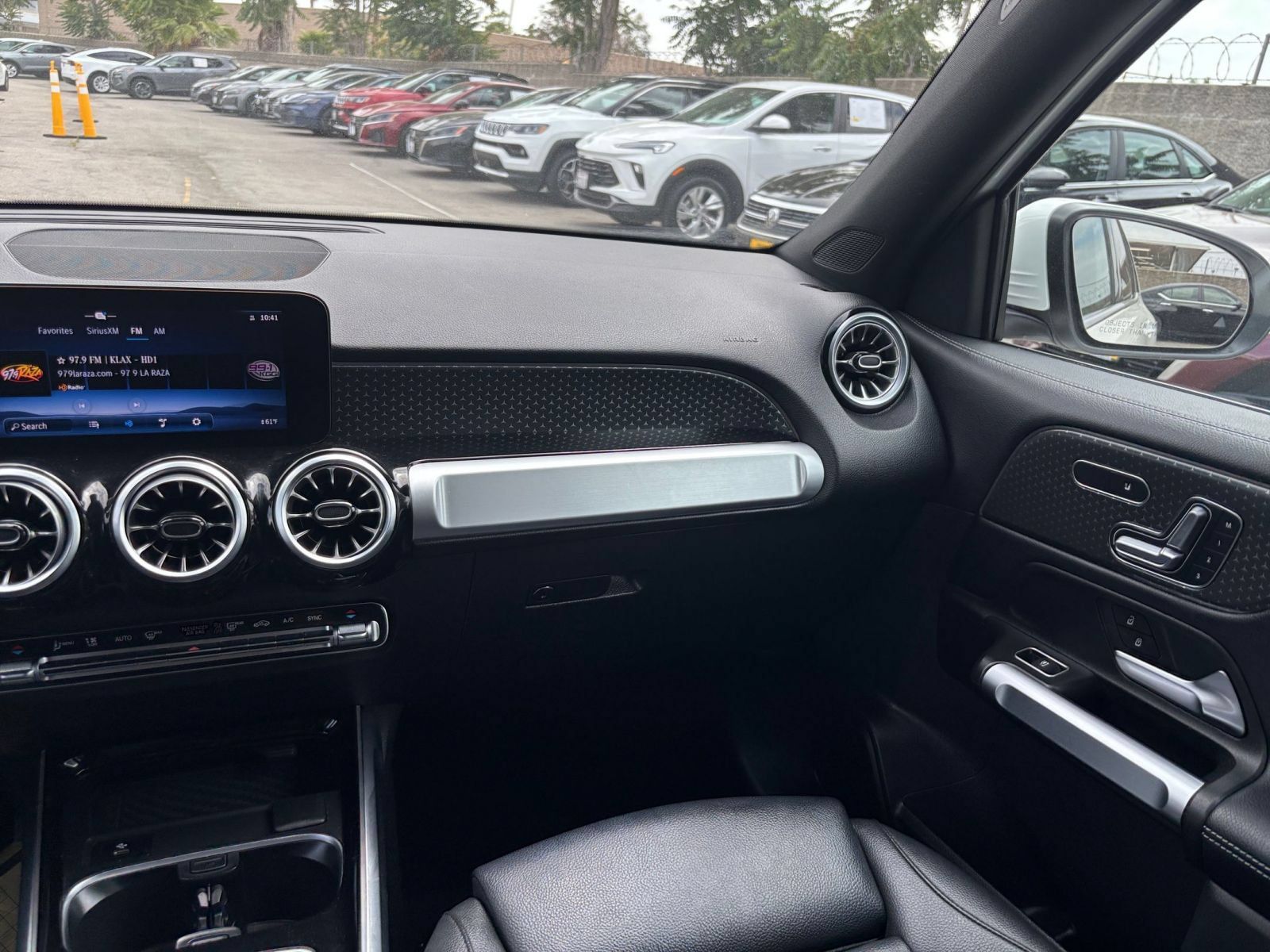 Used 2025 Mercedes-Benz GLB 250 4MATIC image 36