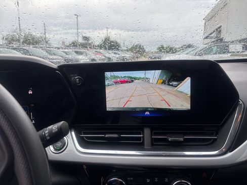 Used 2025 Chevrolet Trax LT FWD image 23