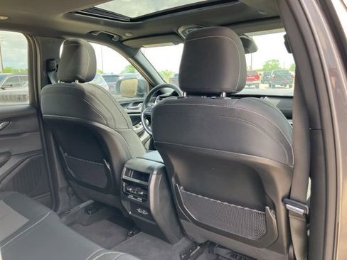 Used 2025 Jeep Grand Cherokee Laredo X RWD image 15