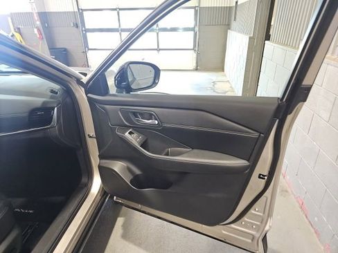 Used 2025 Nissan Rogue SL w/ SL Premium Package AWD/4WD image 26