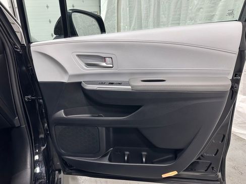 Used 2025 Toyota Sienna XLE image 61