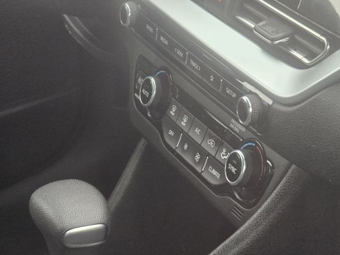 Used 2022 Kia Niro LX image 16