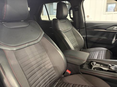 Used 2025 Ford Explorer ST-Line w/ ST-Line Street Pack image 31