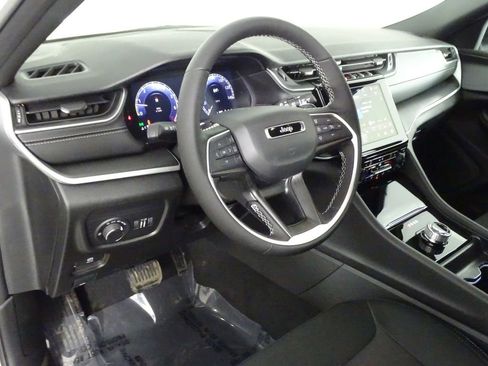 New 2025 Jeep Grand Cherokee Laredo image 24