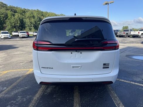 New 2027 Chrysler Pacifica Select AWD/4WD image 4