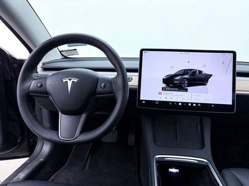 Used 2023 Tesla Model 3 Standard Range image 3
