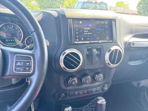 Used 2017 Jeep Wrangler Rubicon w/ Power Convenience Group AWD/4WD image 19