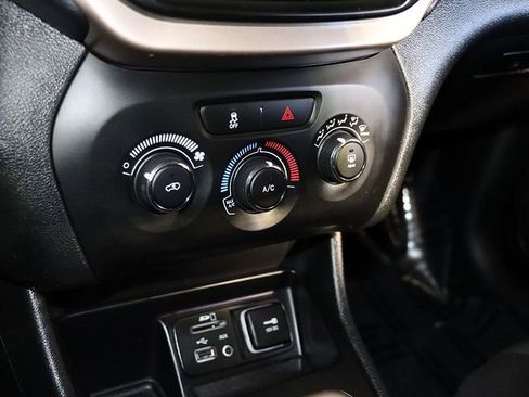 Used 2017 Jeep Cherokee Sport image 20