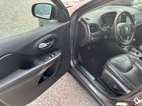 Used 2019 Jeep Cherokee Limited AWD/4WD image 9