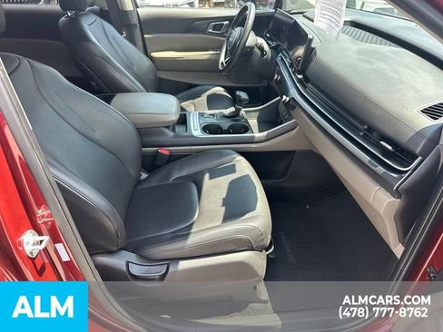 Used 2025 Kia Carnival FWD image 15