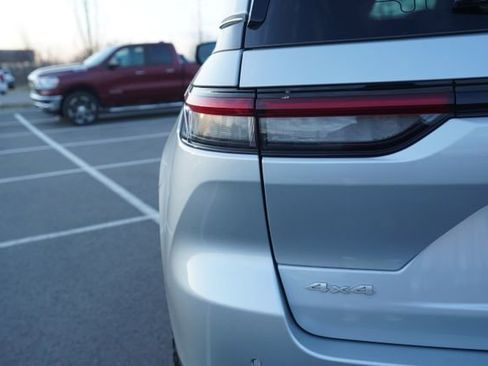 Used 2025 Jeep Grand Cherokee Laredo w/ Luxury Tech Group I image 39