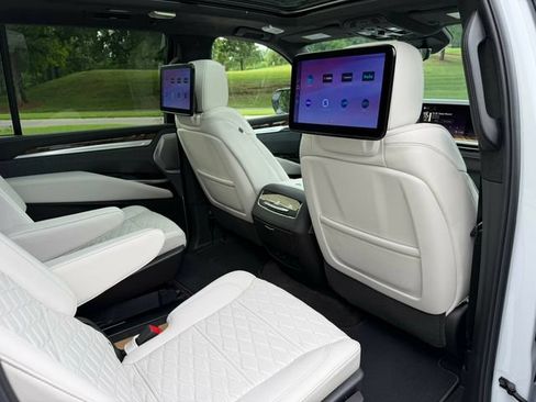 Used 2026 Cadillac Escalade ESV Platinum Luxury AWD/4WD image 27
