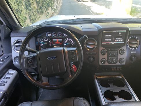 Used 2015 Ford F250 Lariat w/ Lariat Interior Package AWD/4WD image 7