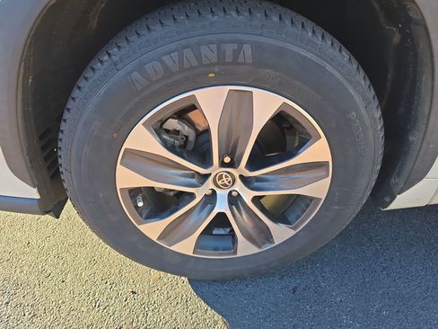 Used 2020 Toyota Highlander XLE image 26