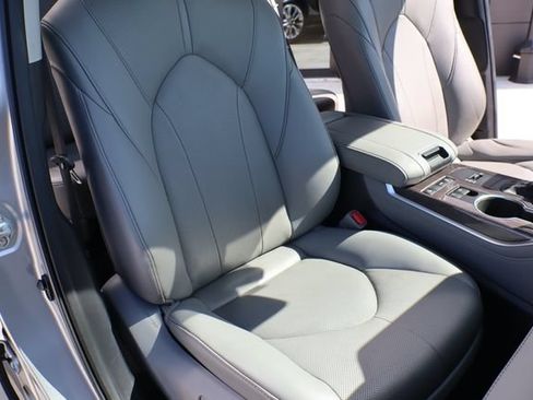 Used 2020 Toyota Highlander Limited FWD image 13