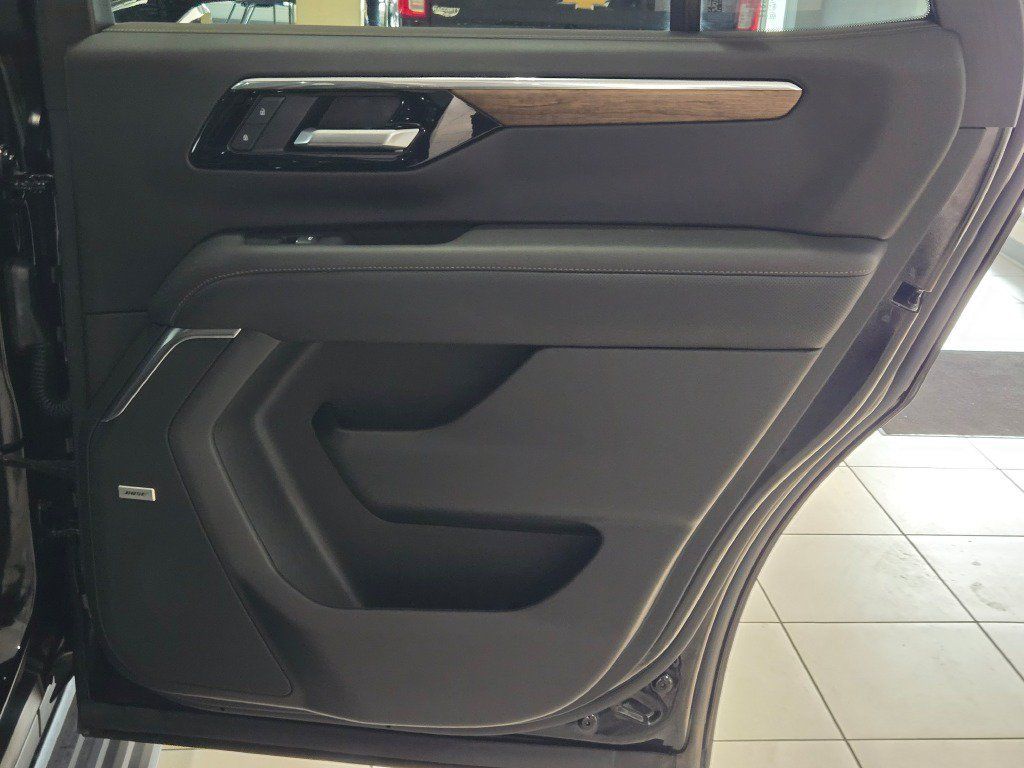 Used 2025 Chevrolet Tahoe High Country RWD image 9