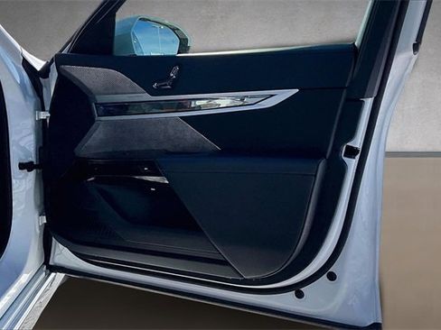 Used 2023 BMW 760i xDrive image 18