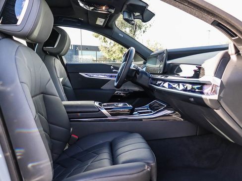 Used 2025 BMW i7 eDrive50 w/ M Sport Package image 15