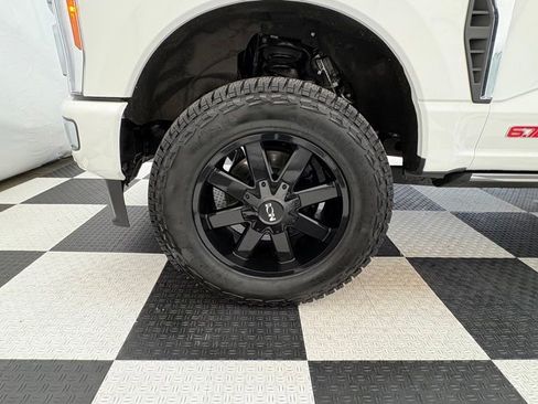 Used 2023 Ford F350 Platinum w/ FX4 Off-Road Package AWD/4WD image 11