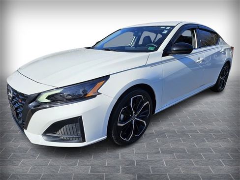 Used 2023 Nissan Altima 2.5 SR image 3