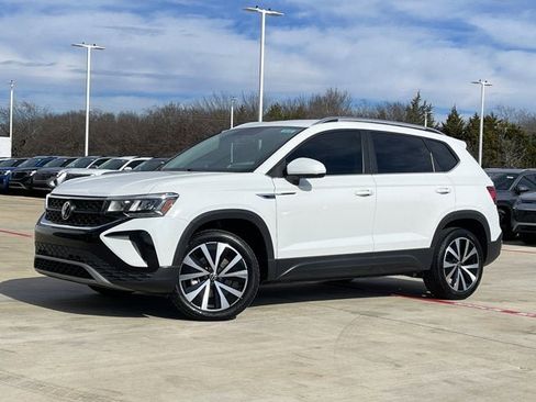 Used 2022 Volkswagen Taos SE image 1