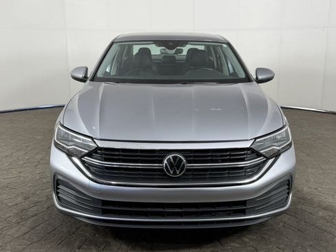 Used 2024 Volkswagen Jetta SE FWD image 2