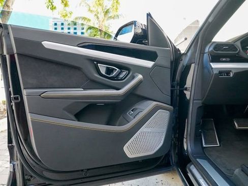 Used 2022 Lamborghini Urus image 47